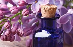 Teinture sur fleurs violettes pour essuyer les ongles malades
